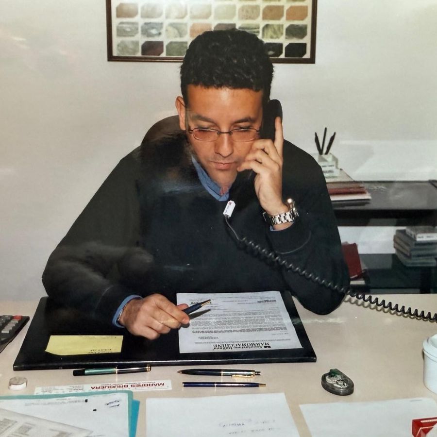 Victor Fernández en la oficina