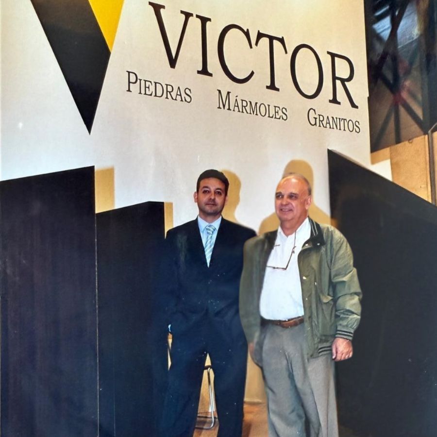 Victor y Victoriano Fernández en estand