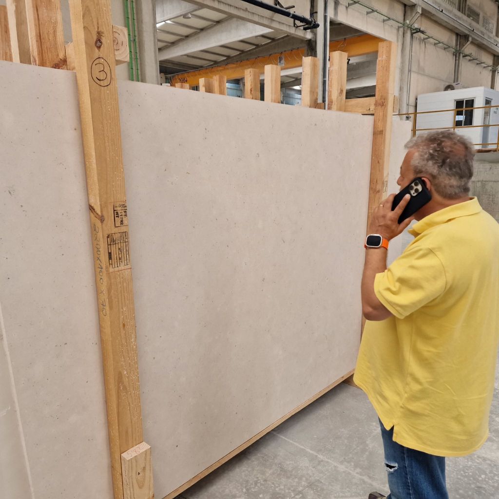 Víctor Fernández en un almacen